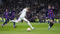 Madrid mencoba mengambil inisiatif sejak sepak mula, sementara Barcelona tampil lebih berhati-hati. AP/Bernat Armangue  