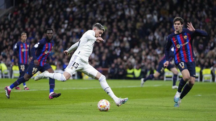 Barcelona Tekuk Real Madrid di Bernabeu Real Madrid's Federico Valverde attempts a shot at goal in front of Barcelona's Marcos Alonso during the Spanish Copa del Rey semi final, first leg soccer match between Real Madrid and Barcelona at Santiago Bernabeu stadium in Madrid, Spain, Thursday, March 2, 2023. (AP Photo/Bernat Armangue)