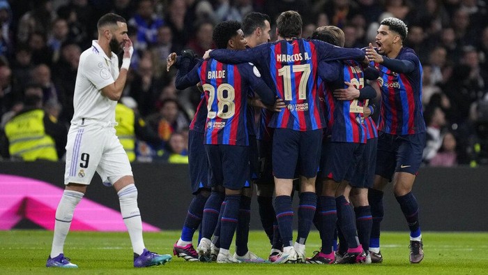 Barcelona players celebrate after Barcelonas Franck Kessie scores his sides opening goal during the Spanish Copa del Rey semi final, first leg soccer match between Real Madrid and Barcelona at Santiago Bernabeu stadium in Madrid, Spain, Thursday, March 2, 2023. (AP Photo/Bernat Armangue)