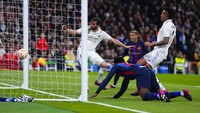 Namun Barca justru berhasil mendapatkan gol pada menit ke-26 berkat tusukan Franck Kessie. Aksinya berbuah gol bunuh diri dari Militao. AP/Manu Fernandez  