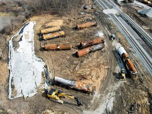 Begini Kondisi Kereta Angkut Bahan Kimia yang Tergelincir di AS Begini Kondisi Kereta Angkut Bahan Kimia yang Tergelincir di AS