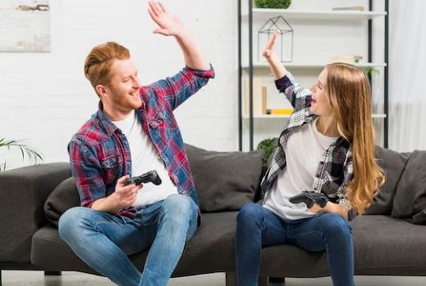 Bermain game/ foto: Freepik/ freepik Couple sedang tos atas kemenangan gamenya