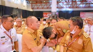 Beda Cium Tangan Bobby ke Edy-Ganjar di Acara yang Dihadiri Jokowi