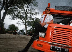 Cita-cita Kandas, Sopir Odong-odong Ini Necis Berseragam Pilot
