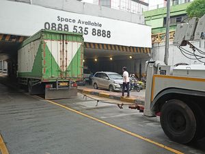 Truk Tersangkut di Underpass Tanah Abang, Arus Lalin Tersendat
