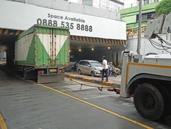 Truk Tersangkut di Underpass Tanah Abang, Arus Lalin Tersendat