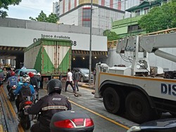 Dishub DKI Berhasil Evakuasi Truk Tersangkut di Underpass Tanah Abang