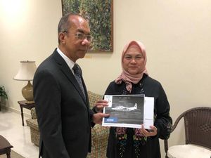 Indonesia Tawarkan Pesawat N212i Produksi PTDI ke Menhan Jamaika Indonesia Tawarkan Pesawat N212i Produksi PTDI ke Menhan Jamaika