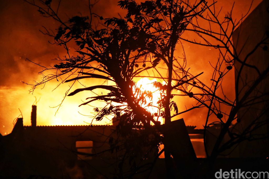 Depo Pertamina di Plumpang, Koja, Jakarta Utara, kebakaran. Insiden yang terjadi pada pukul 20.11 WIB ini menewaskan 14 orang.