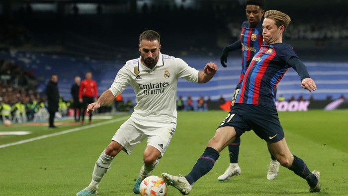 Soccer Football - Copa del Rey - Semi Final - First Leg - Real Madrid v FC Barcelona - Santiago Bernabeu, Madrid, Spain - March 2, 2023 FC Barcelonas Frenkie de Jong in action with Real Madrids Dani Carvajal REUTERS/Isabel Infantes