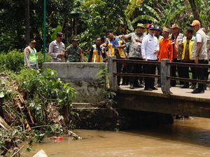 Ganjar Giatkan Patroli Sungai-Siapkan Sistem Peringatan di Sungai Dawe Ganjar Giatkan Patroli Sungai-Siapkan Sistem Peringatan di Sungai Dawe