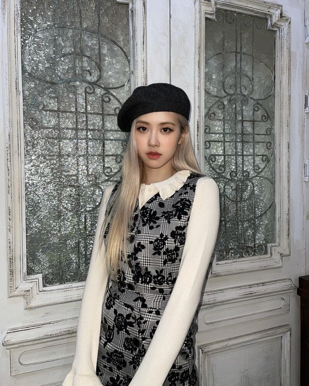 Gaya feminin Rosé BLACKPINK. Foto: Instagram.com/roses_are_rosie