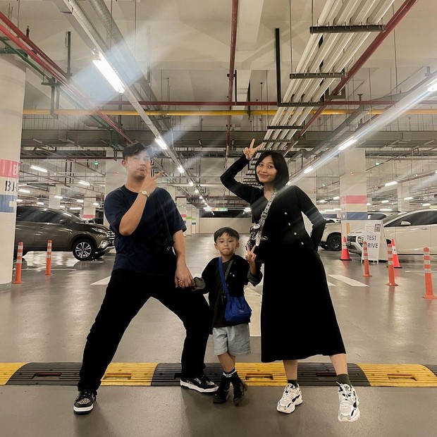 Gaya Rinni Wulandari dan Jevin Julian. Foto: Instagram.com/rinni_w Gaya Rinni Wulandari dan Jevin Julian. Foto: Instagram.com/rinni_w