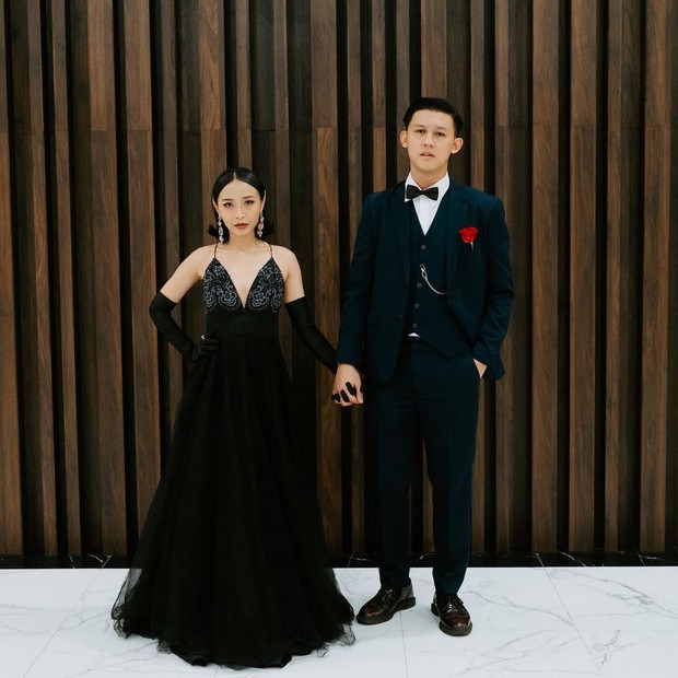 Gaya Rinni Wulandari dan Jevin Julian. Foto: Instagram.com/rinni_w Gaya Rinni Wulandari dan Jevin Julian. Foto: Instagram.com/rinni_w