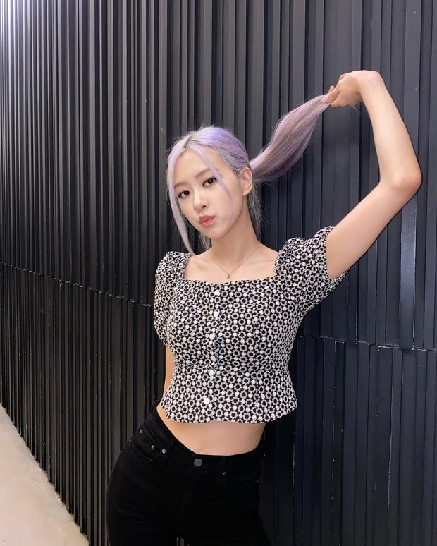 Gaya Serba Hitam ala Rosé BLACKPINK. Foto: Instagram.com/roses_are_rosie Gaya Serba Hitam ala Rosé BLACKPINK. Foto: Instagram.com/roses_are_rosie