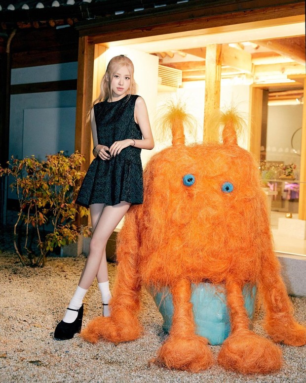 Gaya Serba Hitam ala Rosé BLACKPINK. Foto: Instagram.com/roses_are_rosie Gaya Serba Hitam ala Rosé BLACKPINK. Foto: Instagram.com/roses_are_rosie