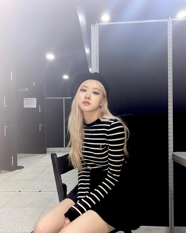 Gaya Serba Hitam ala Rosé BLACKPINK. Foto: Instagram.com/roses_are_rosie Gaya Serba Hitam ala Rosé BLACKPINK. Foto: Instagram.com/roses_are_rosie