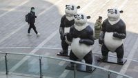 Gemes Banget! Ada Patung Panda Mejeng di Mal China