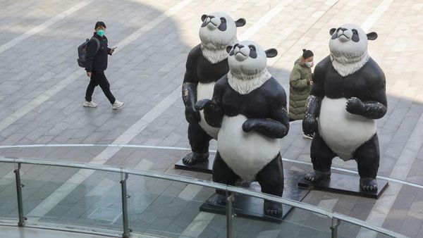 Gemes Banget! Ada Patung Panda Mejeng di Mal China
