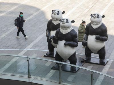 Gemes Banget! Ada Patung Panda Mejeng di Mal China