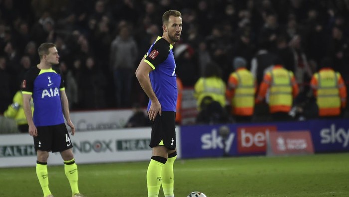 Tottenhams Harry Kane, right, reacts after Sheffield Uniteds Iliman Ndiaye scoring against Tottenham during the English FA Cup fifth round soccer match between Sheffield United and Tottenham Hotspur at Bramall Lane in Sheffield, England, Wednesday, March 1, 2023. (AP Photo/Rui Vieira)