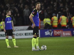 Tottenham Didepak Tim Divisi 2, Ekspresi Harry Kane Disorot