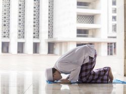 Tata Cara Sholat Idul Fitri Sendiri, Lengkap dengan Niatnya