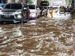 Depan ITC Cipulir Mas Tergenang Depan ITC Cipulir Mas Tergenang