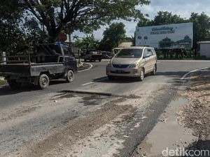 Awas Lur! Ada Lubang di Jalan Bawah Jembatan Lingkar Botorejo Demak