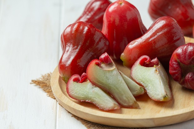 Jambu air/Foto: Freepik/jcomp manfaat rujak buah bagi kesehatan dan diet