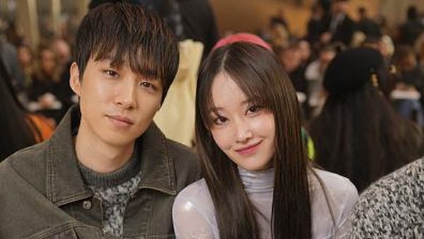 7 Gaya Jeon Jong Seo Hadiri Paris Fashion Week 2023 Bareng Pacar Sutradara