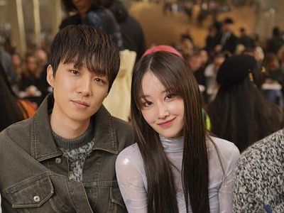 7 Gaya Jeon Jong Seo Hadiri Paris Fashion Week 2023 Bareng Pacar Sutradara