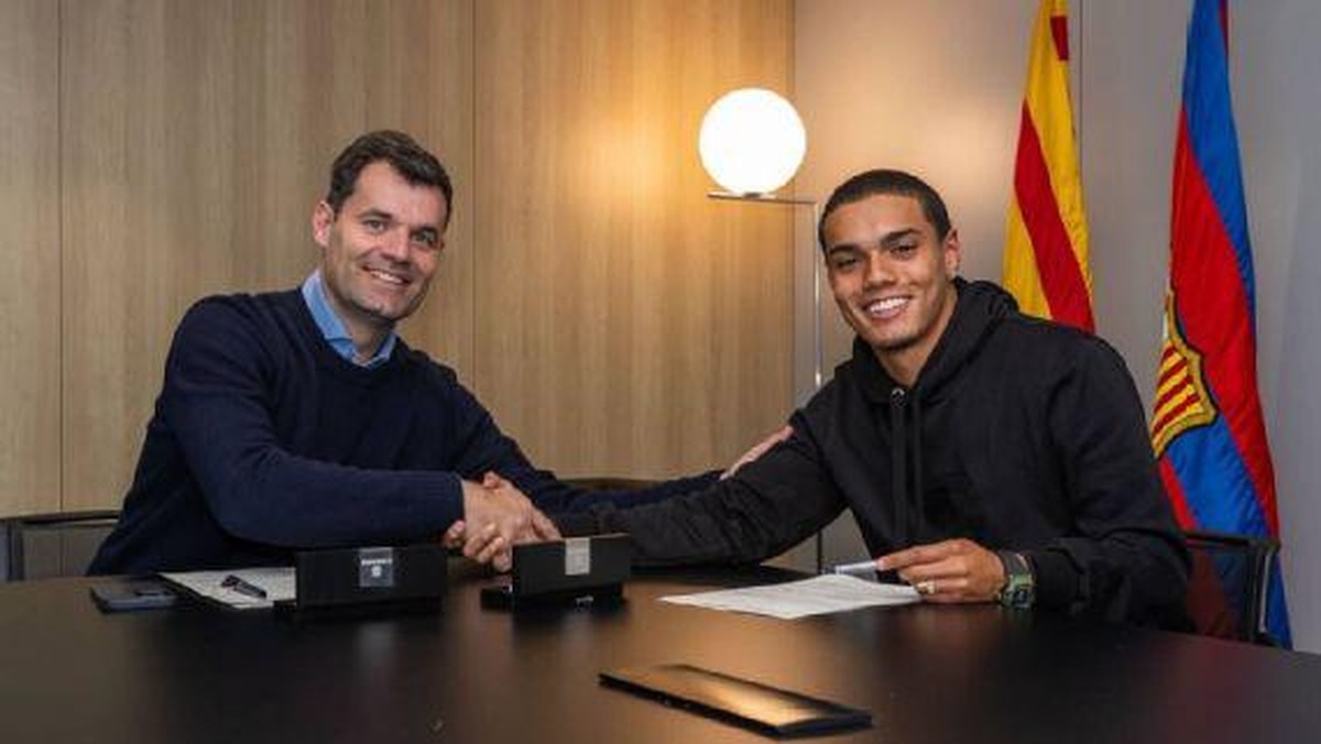Joao Mendes (kanan) resmi bergabung dengan Barcelona. Foto: Dok. Barcelona