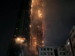 Penampakan Gedung Pencakar Langit di Hong Kong Terbakar Hebat