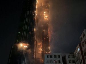 Penampakan Gedung Pencakar Langit di Hong Kong Terbakar Hebat Penampakan Gedung Pencakar Langit di Hong Kong Terbakar Hebat