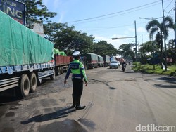 Curhat Sopir Truk Menginap di Jalur Pantura Pati gegara Macet