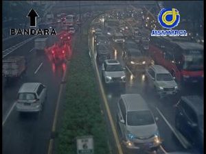 Hujan Jelang Akhir Pekan di Jam Pulang Kerja, Jakarta Macet di Mana-mana