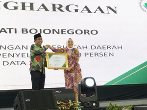 Bupati Bojonegoro & Bupati Blora Dapat Lencana SDGs Desa dari Kemendes