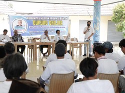 Relawan Ganjar Beri Bantuan Alat Pancing Ke Nelayan di Pulau Tunda