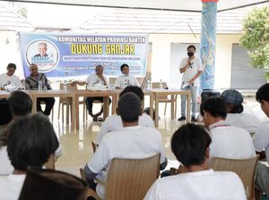 Relawan Ganjar Beri Bantuan Alat Pancing Ke Nelayan di Pulau Tunda Relawan Ganjar Beri Bantuan Alat Pancing Ke Nelayan di Pulau Tunda