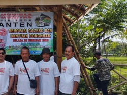 Sopir Truk Pendukung Ganjar Renovasi Gazebo-Beri Bantuan di Balaraja