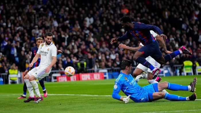 Real Madrids Eder Militao scores an own goal past his goalkeeper during the Spanish Copa del Rey semi final, first leg soccer match between Real Madrid and Barcelona at Santiago Bernabeu stadium in Madrid, Spain, Thursday, March 2, 2023. (AP Photo/Manu Fernandez)