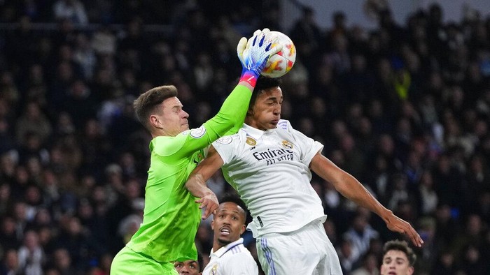 Barcelonas goalkeeper Marc-Andre ter Stegen, left, makes a save in front of Real Madrids Alvaro during the Spanish Copa del Rey semi final, first leg soccer match between Real Madrid and Barcelona at Santiago Bernabeu stadium in Madrid, Spain, Thursday, March 2, 2023. (AP Photo/Manu Fernandez)