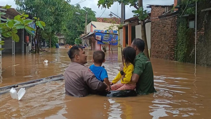Kisah Sedih Korban Banjir Karawang, Mari Kita Ulurkan Tangan
