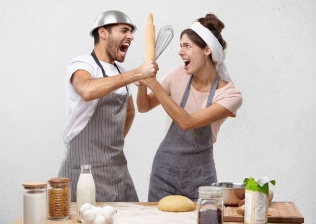 Masak bersama/ foto: Freepik/ wayhomestudio Couple sedang memasak bersama