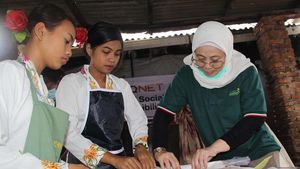 Mendidik Keterampilan Para Siswa Sekolah Darurat Kartini