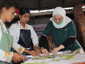 Mendidik Keterampilan Para Siswa Sekolah Darurat Kartini Mendidik Keterampilan Para Siswa Sekolah Darurat Kartini
