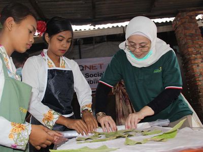 Mendidik Keterampilan Para Siswa Sekolah Darurat Kartini