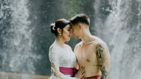 8 Foto Mesra Millen Cyrus Bareng Pacar Baru Bulenya yang Akhirnya Diekspos