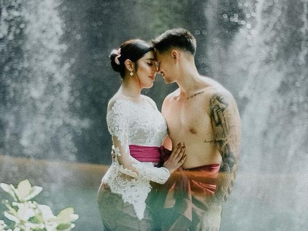 8 Foto Mesra Millen Cyrus Bareng Pacar Baru Bulenya yang Akhirnya Diekspos